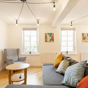 Central, Bright 2 Bed Flat - Pool & Sauna Edinburgh